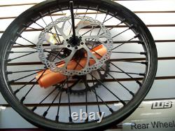 Roue arrière complète Warp 9 MX 18 avec moyeu noir et jante peinte en noir