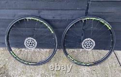 Roues et pneus Mavic Aksium Disc verts et noirs avec disques de frein