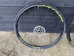 Roues et pneus Mavic Aksium Disc verts et noirs avec disques de frein